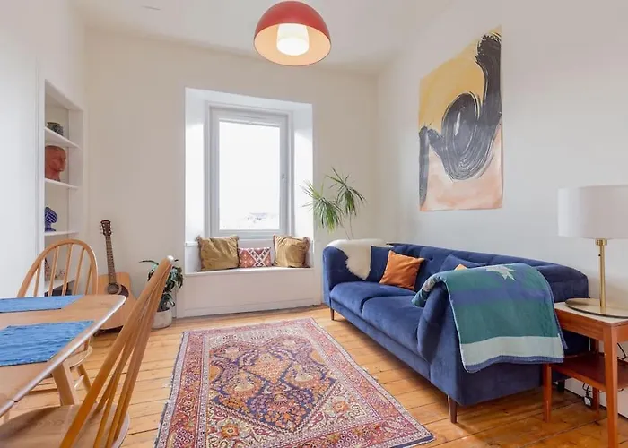 Edinburgh Castle Views! Stylish 2Bd Flat, Sleeps 4