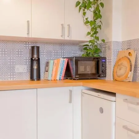 Edinburgh Castle Views! Stylish 2Bd Flat, Sleeps 4 Apartment Exterior photo
