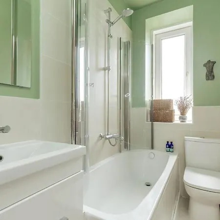 Edinburgh Castle Views! Stylish 2Bd Flat, Sleeps 4 Apartment Exterior photo