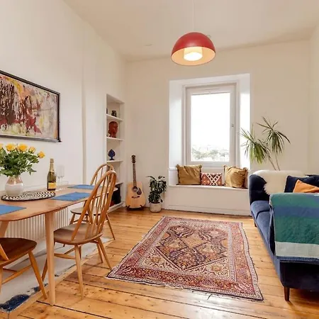 Edinburgh Castle Views! Stylish 2Bd Flat, Sleeps 4 Apartment Exterior photo