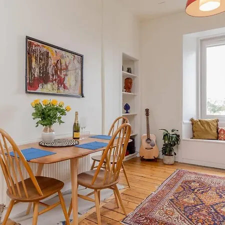 Edinburgh Castle Views! Stylish 2Bd Flat, Sleeps 4 Apartment Exterior photo