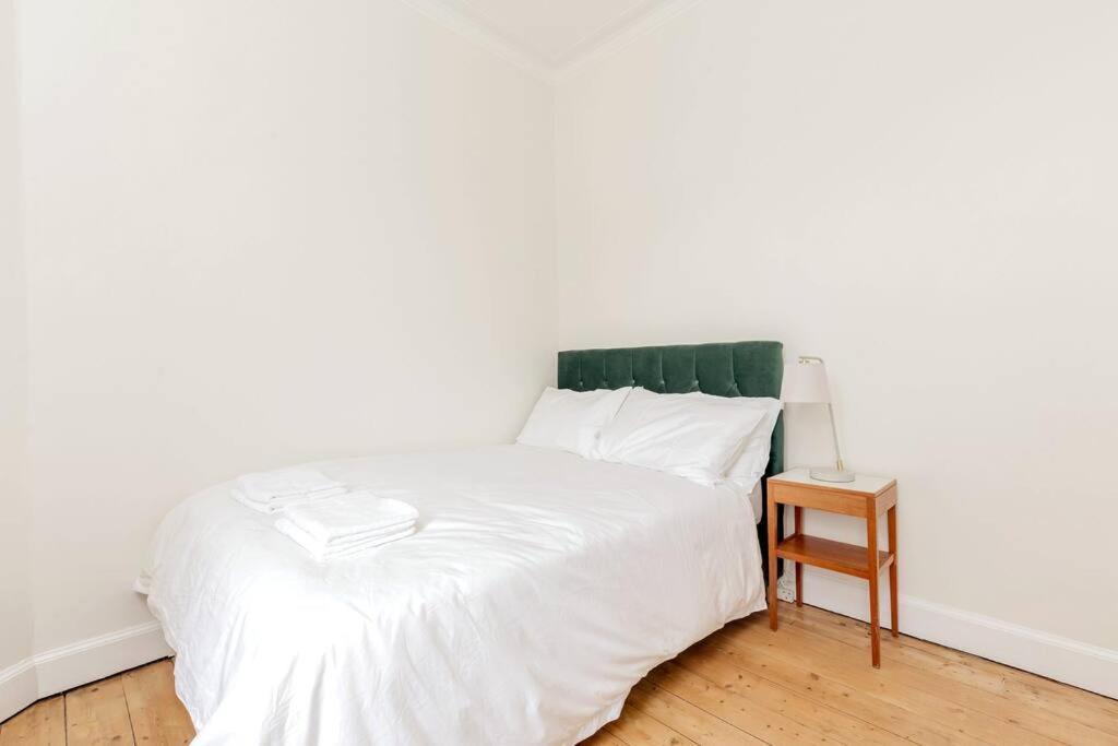 Apartamento Castle Views! Stylish 2bd Flat, Sleeps 4 Edimburgo