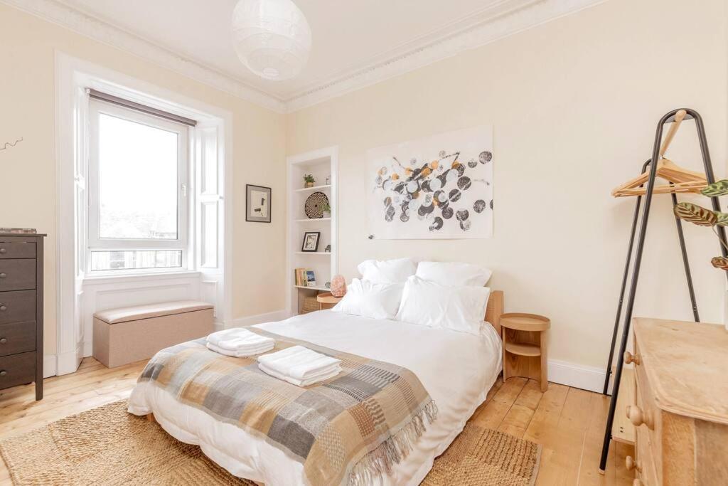 Castle Views! Stylish 2bd Flat, Sleeps 4 * Edimburgo
