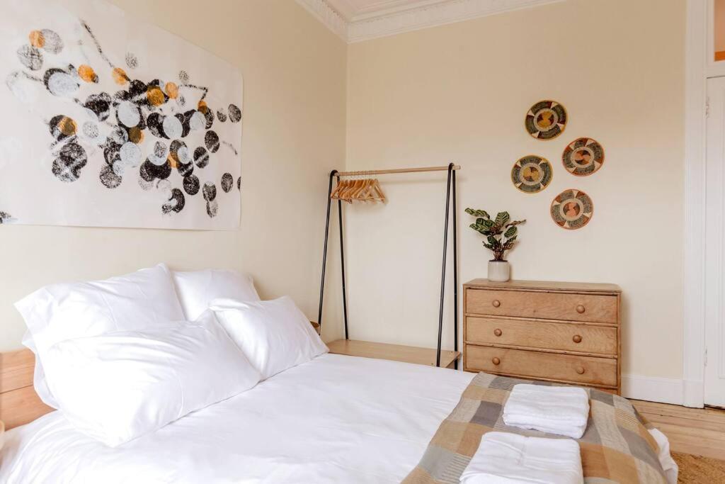 Castle Views! Stylish 2bd Flat, Sleeps 4 Apartamento Edimburgo